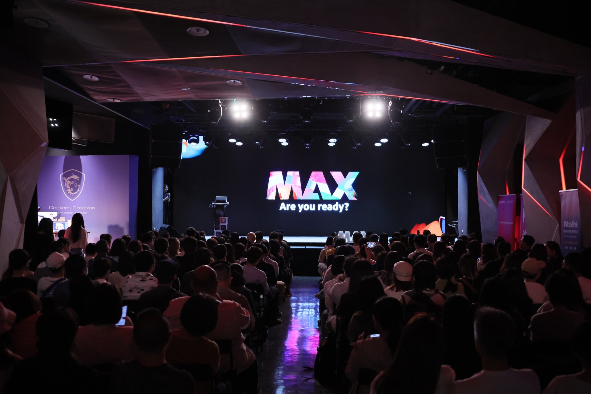 Adobe MAX 台灣場現場：主舞台大螢幕與滿場觀眾